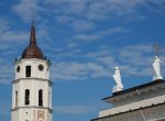 Dzwonnica i pomniki świętych nad Katedra wileńską. ©sfu.marcin (CC BY-SA 2.0) Pomniki nad Katedrą wileńską
