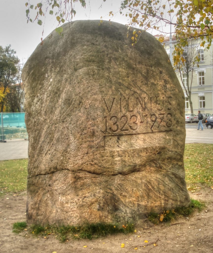 Kamień memorialny przedstawiający datę zalożenia m. Wilna (obok placu katedralnego)
