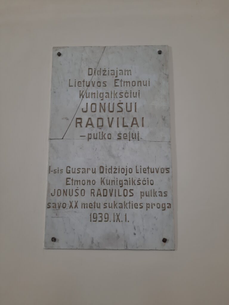 Kiejdany, tablica pamiątkowa