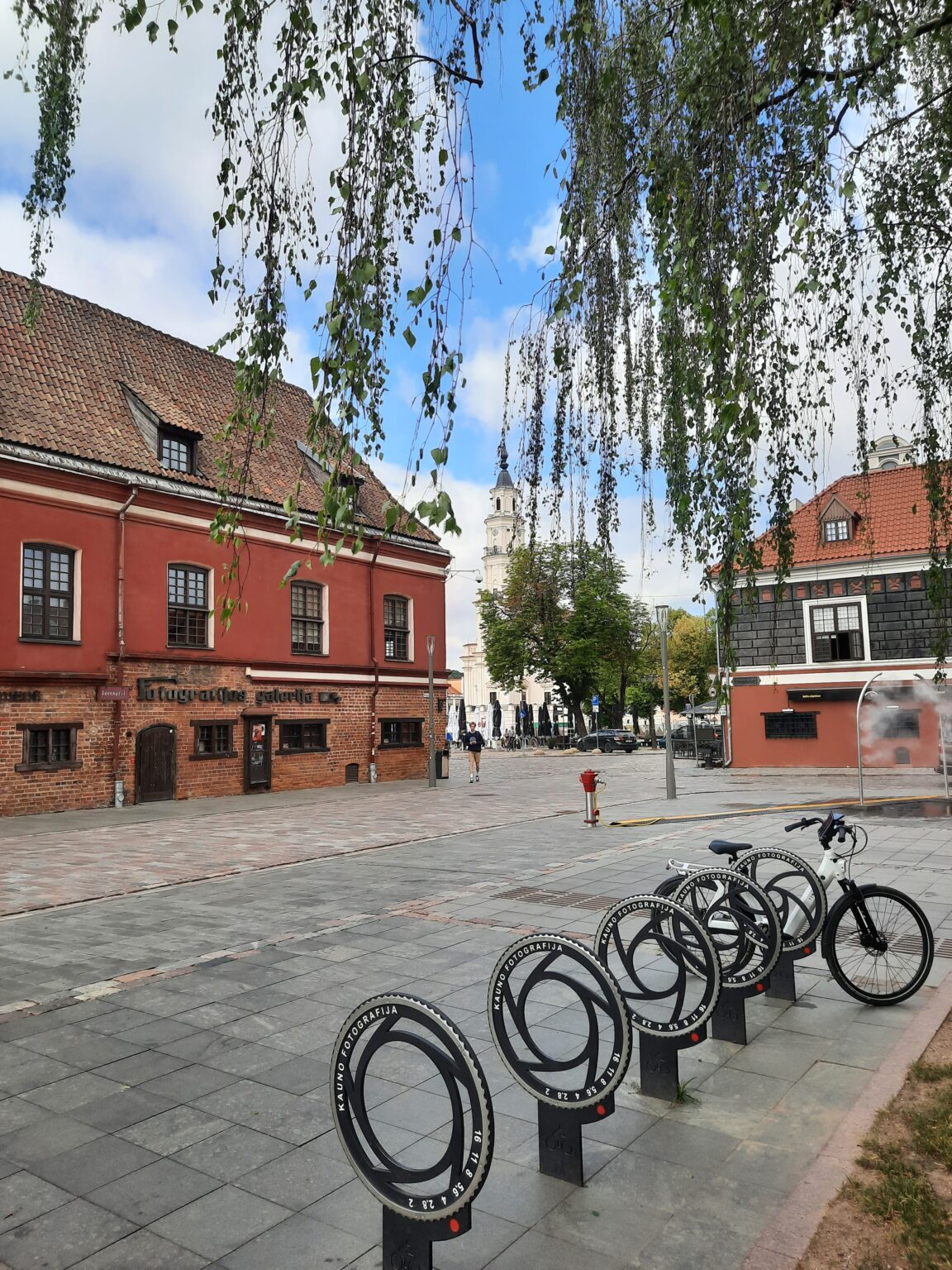 Kowno. Widok na plac Ratuszowy i kościół jezuicki.