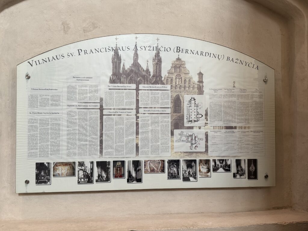 Historia i architektura Kościoła Bernardynów w Wilnie – zdjęcie i plan budowli.