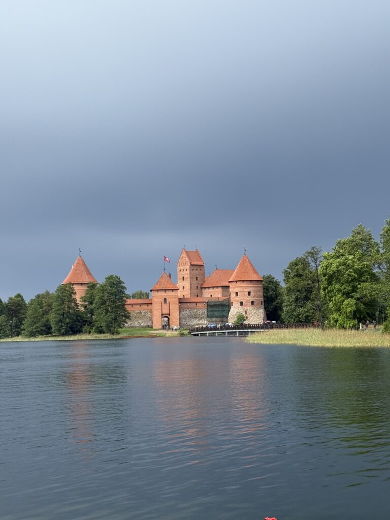 Troki (lit. Trakai), widok na zamek na wyspie