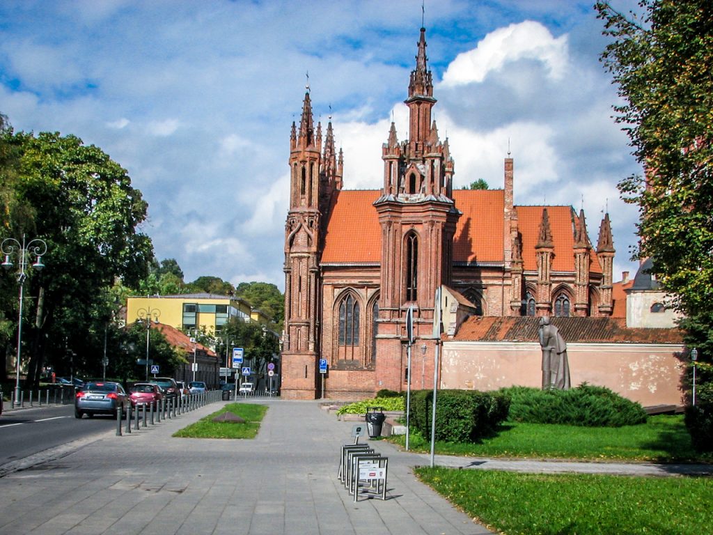 Pomnik Adama Mickiewicza i Kościół św. Anny