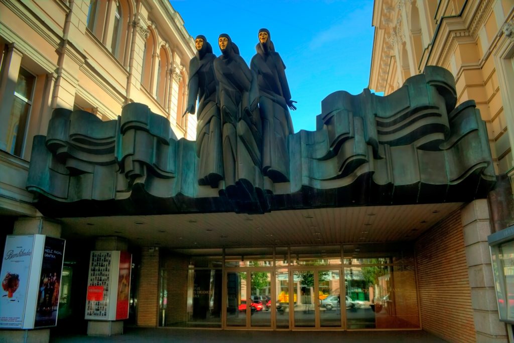 „Trzy Muzy” dłuta rzeźbiarza Stanislovasa Kuzmy