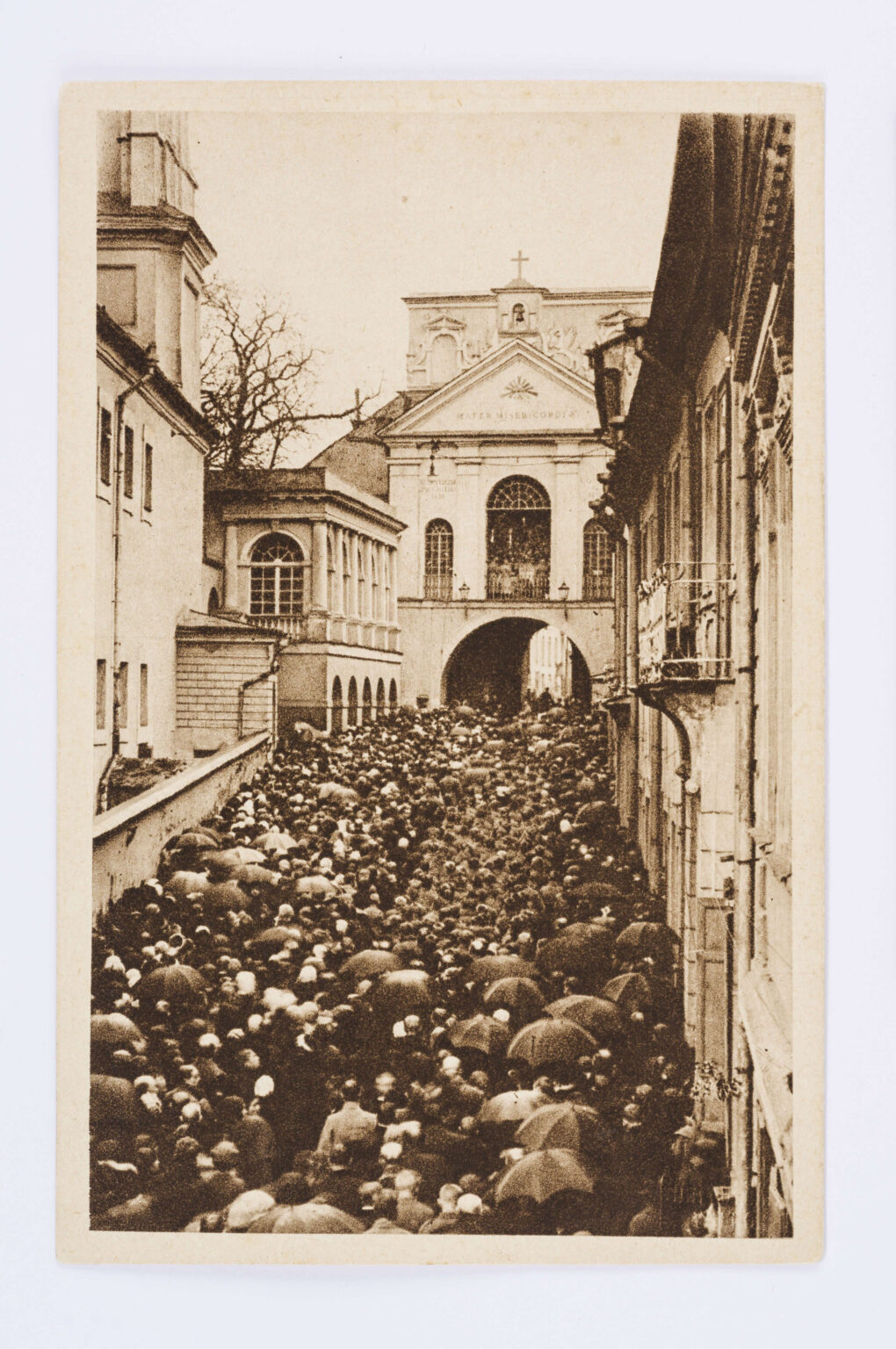 Jan Bułhak, Procesja przy Ostrej Bramie w Wilnie, 1922-1939, kartka pocztowa, Muzeum Narodowe w Lublinie, licencja Creative Commons, nr inw. MPol/120/ML.