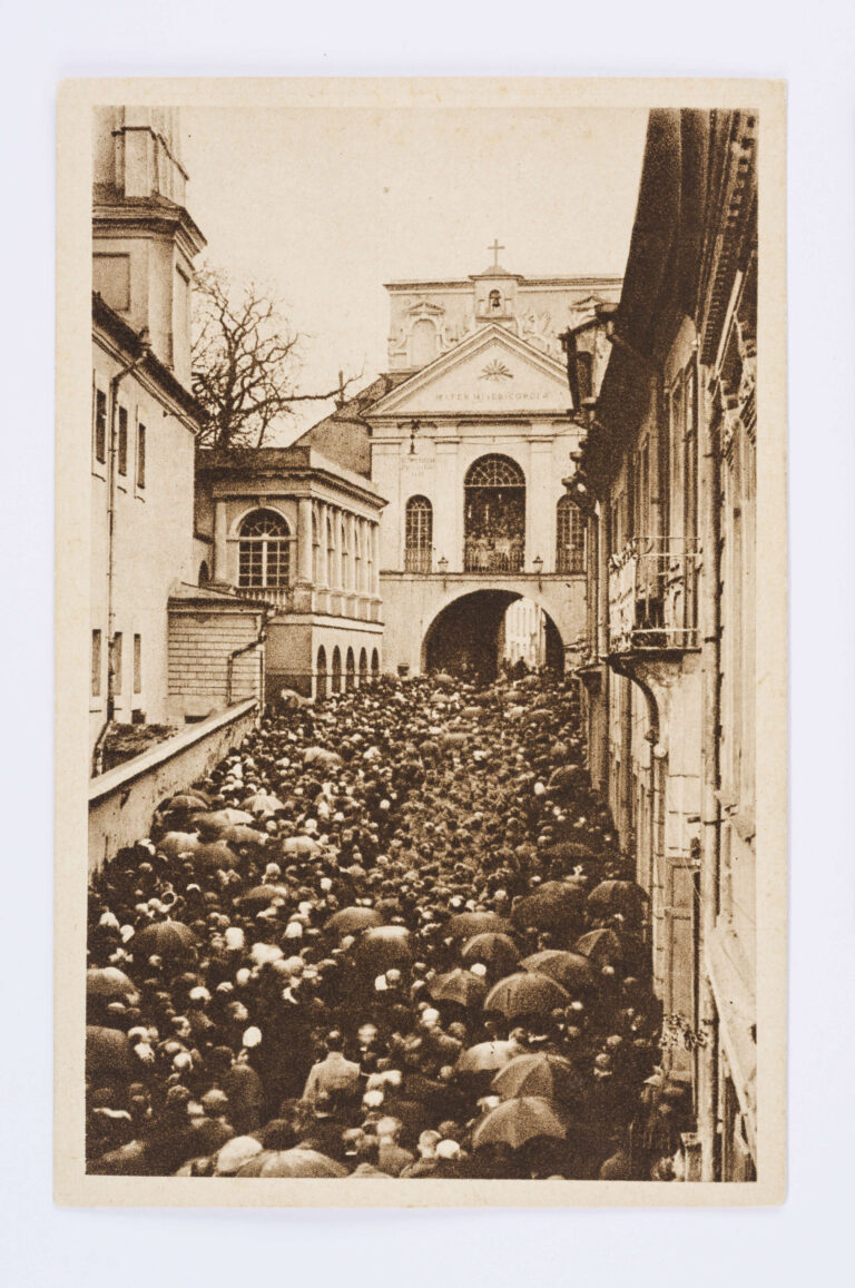 Jan Bułhak, Procesja przy Ostrej Bramie w Wilnie, 1922-1939, kartka pocztowa, Muzeum Narodowe w Lublinie, licencja Creative Commons, nr inw. MPol/120/ML.