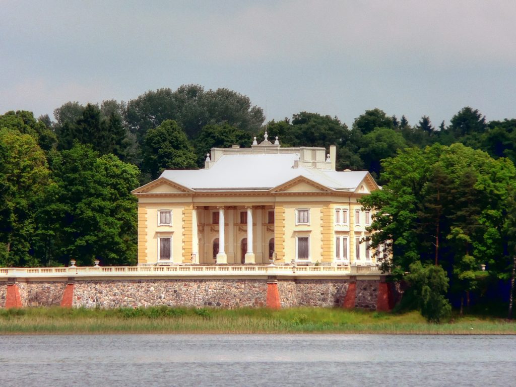 Pałac Tyszkiewiczów na jeziorze Galvė