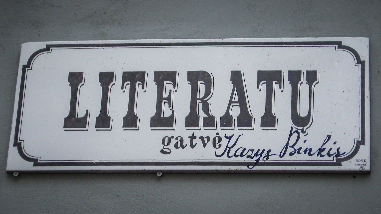 Ulica Literacka - murowana tabliczka z jej nazwą